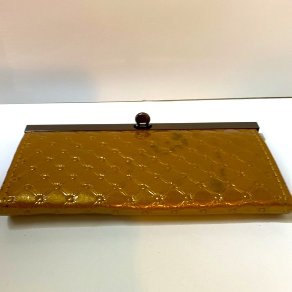 Embossed Glossy Vinyl Shell Pattern Metal Frame Push Closure Long Clutch Wallet - Picture 3 of 6